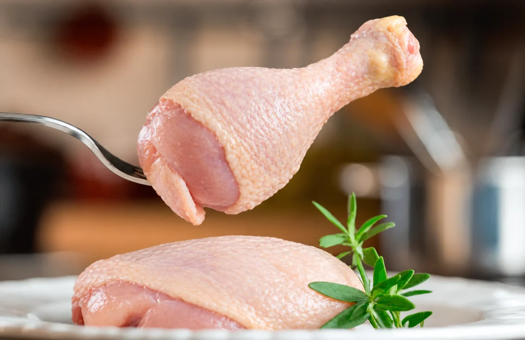 Coxa e peito de frango crus com ervas