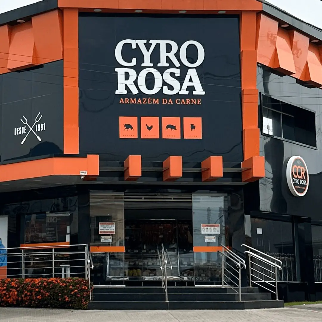 Fachada de loja Cyro Rosa, com identidade preta e laranja